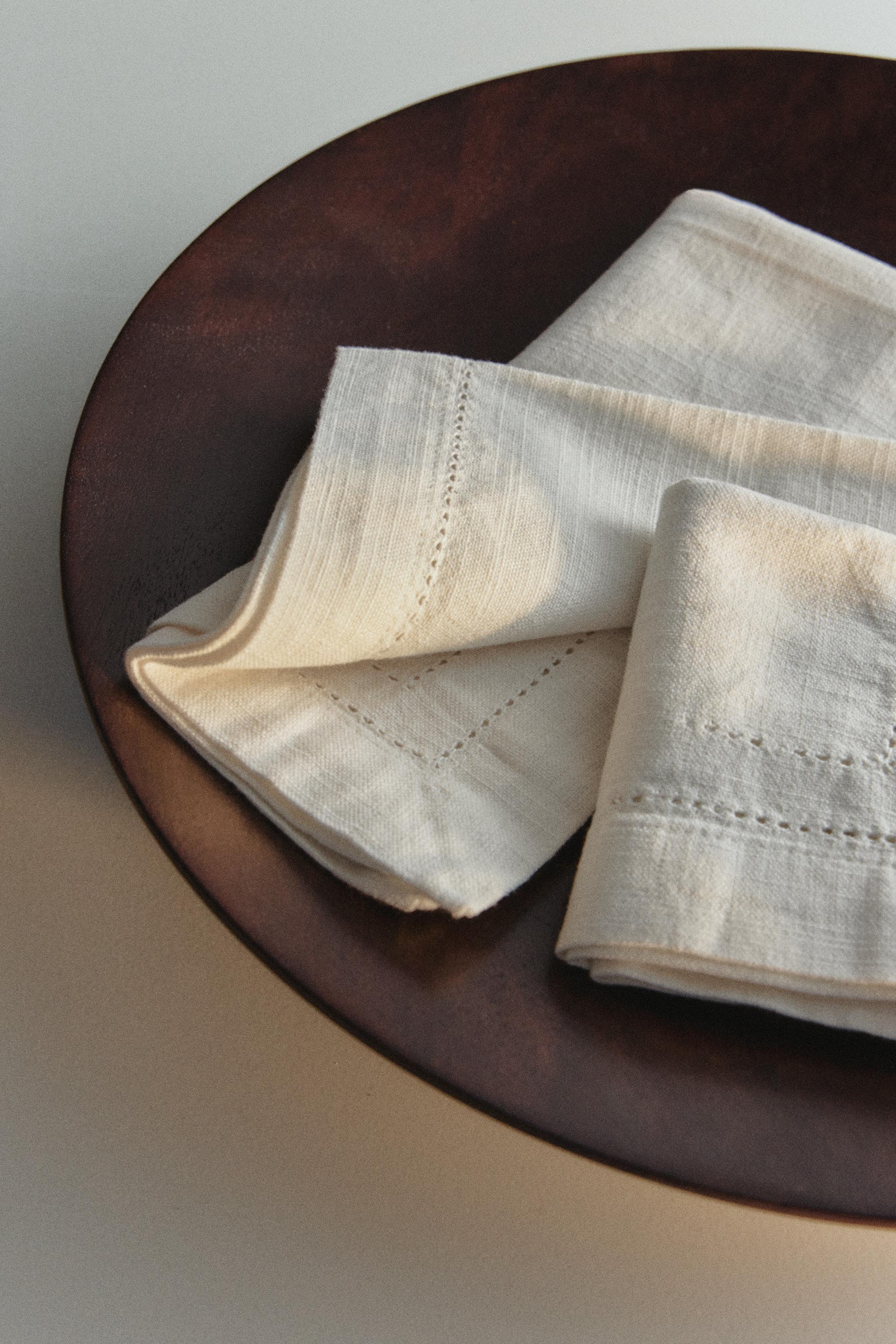 LOT DE SERVIETTES TABLE EN COTON À JOUR ÉCHELLE (LOT 2)